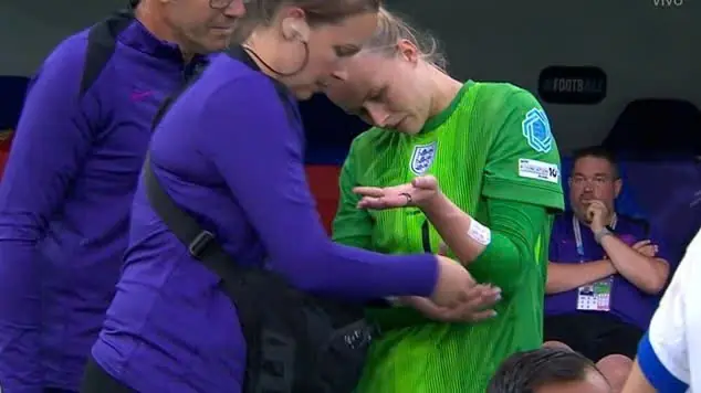 Người hùng của ĐT Anh, Hannah Hampton